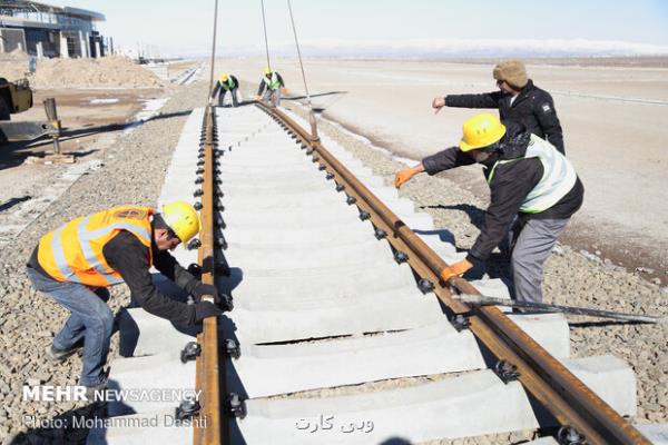 شروع عملیات ریل گذاری راه آهن مبارکه–شهرکرد با حضور وزیر راه و شهرسازی